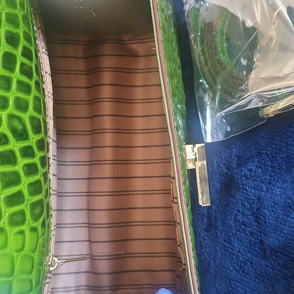 Green Patent Handbag - Picture 4 of 7